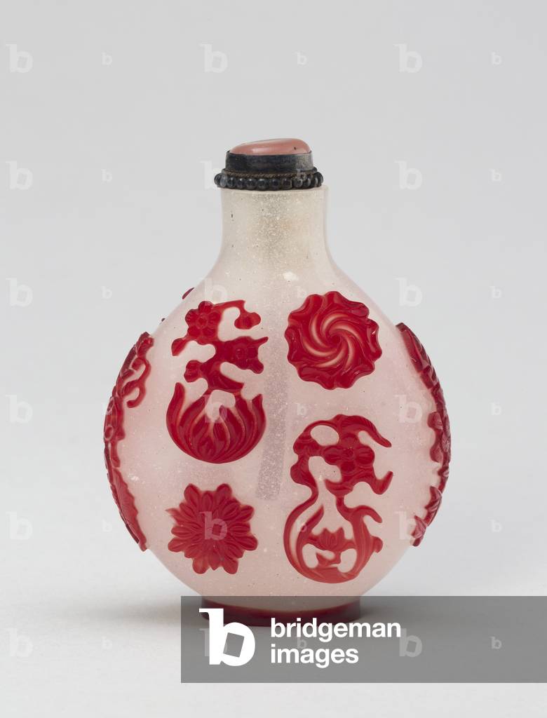 Snuff Bottle with Various Free-Floating Flower Heads and Fruits, 1750-1830 (glass, red overlay on snowstorm ground)