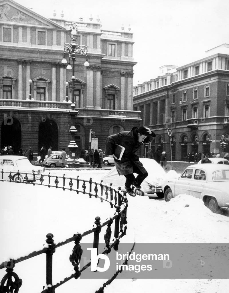 Franco Zeffirelli before the Scala of Milan in January 1963