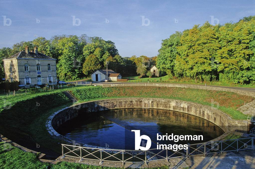 Round lock of Lorrains from the lateral canal to the Loire, Apremont-sur-Allier (Apremont sur Allier), Cher, Centre, France. Photography 2004 Chief engineer: Marie-Noel Lejeune, 1835-1841.