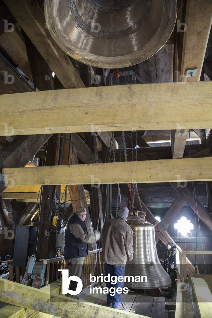 15 March 2013: the new bells of the Cathedrale Notre Dame (Notre-Dame) in Paris for its 850 years: installation of the last of the 8 new bells “Gabriel” in the belfry of the Tower North