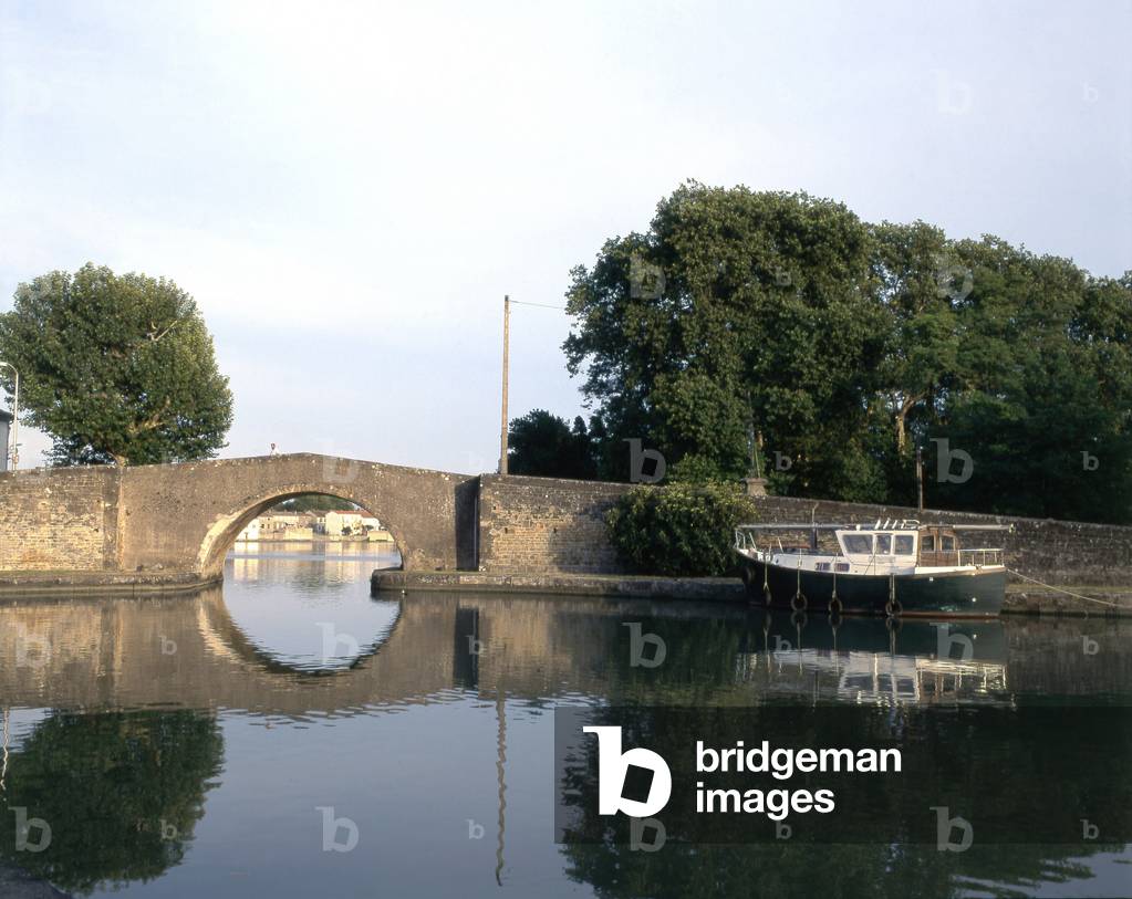 The Canal du Midi in Castelnaudary. At 60 years old, under Louis XIV, engineer Pierre Paul Riquet embarks on an extraordinary adventure, connecting the Garonne to the Mediterranean with the technical and topographical means of the 18th century. The Midi Canal will take 15 years of work to dig and feed a 240 km long artificial stream. Photography 2005
