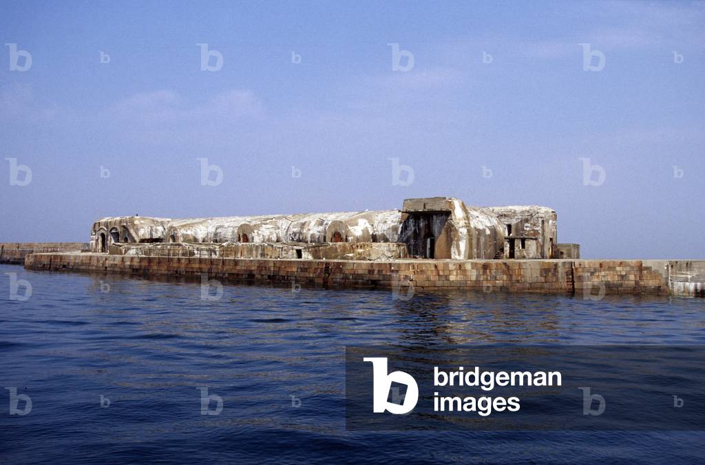 The sea dam, Fort de l'Ouest (1860) to Cherbourg (Manche, Normandy).