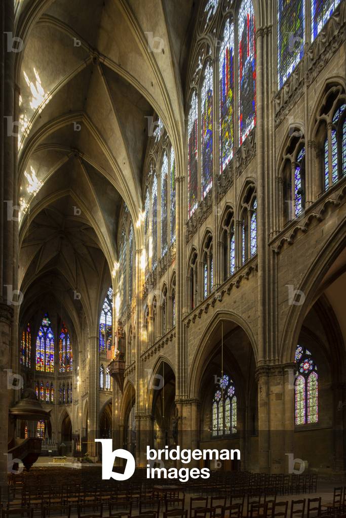 nave. St Stephen's Cathedral in Metz, 12th-15th Century (photo)