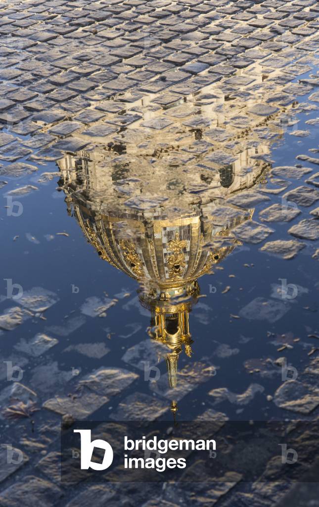 Reflection of the Dome of the Invalides (1670), Paris (photography)