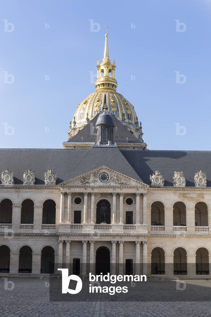 The facade from the court of the Invalides, Paris, 2017 (photograph)