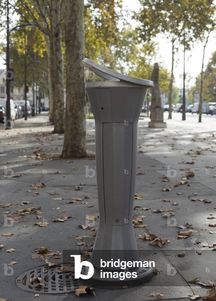 Modern drinking fountain, Paris, 2018 (photography)