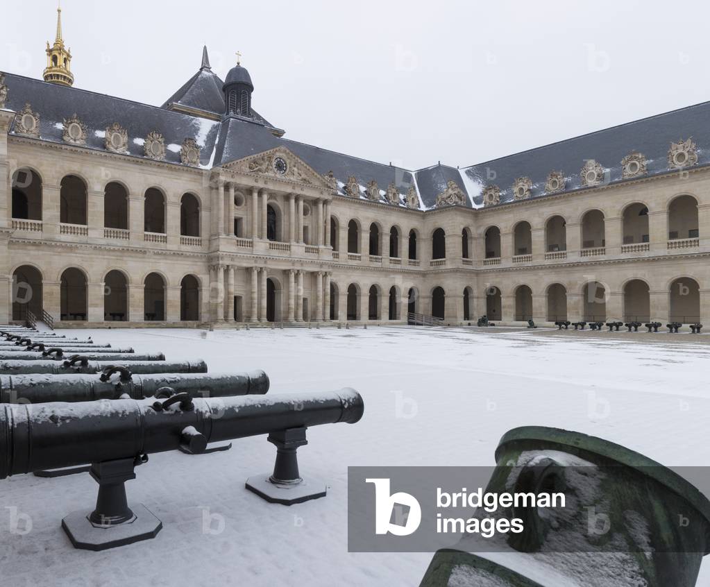 The courtyard of the hotel des Invalides, Paris 2018 (photograph)