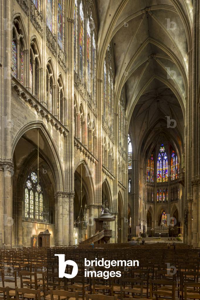 nave. St Stephen's Cathedral in Metz, 12th-15th Century (photo)