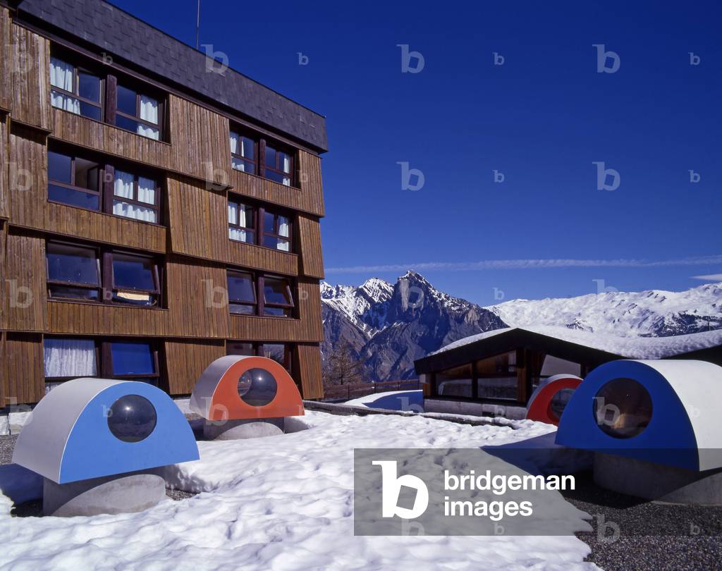 Les Karellis en Savoie. Arcitecte Denys Pradelle, Atelier d'Architecture en Montagne, 1975.