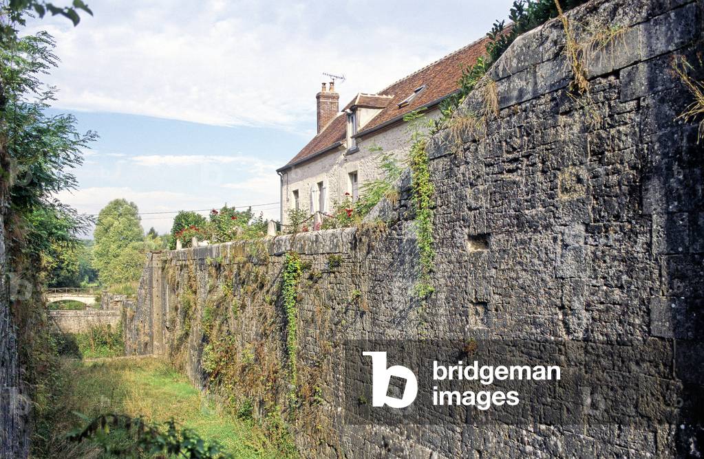 Old lock on the Briare Canal. Former burner mill (Henri IV). Photography 2003