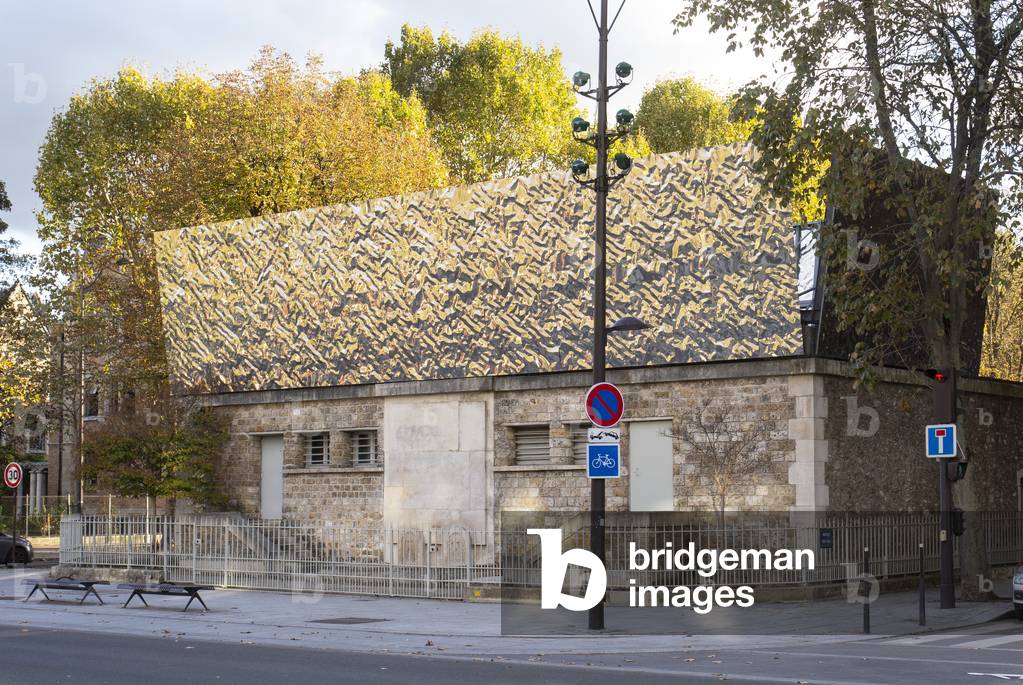 Tchaikovsky (2006) by Claude Leveque, crumpled stainless steel panels placed on the Vanne aqueduct, Paris, 2018 (photograph)