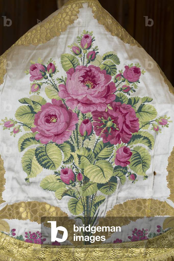 Embroidered silk screed given by Louis-Philippe in 1838 in the chapter of the cathedral