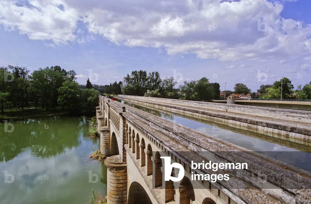 Le canal du Midi, Pont canal sur l'Orb, Beziers, Herault, Languedoc Roussillon (Languedoc-Roussillon), France. Photography 2002. At 60 years old, under Louis XIV, engineer Pierre Paul Riquet embarks on an extraordinary adventure, connecting the Garonne to the Mediterranean with the technical and topographical means of the 18th century. The Midi Canal will take 15 years of work to dig and feed a 240 km long artificial stream.