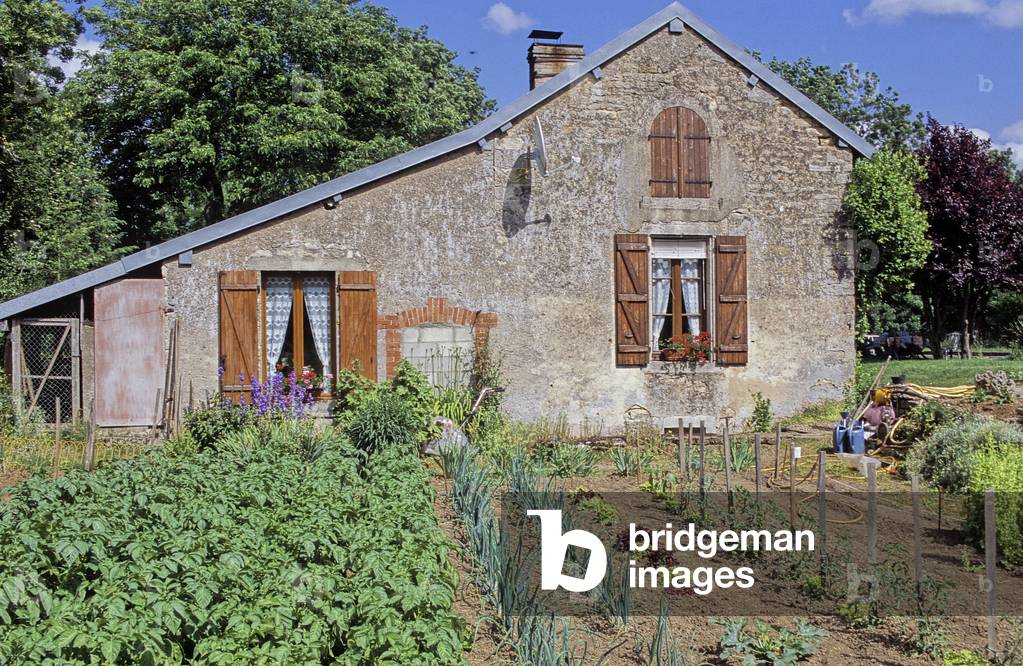House built along the Burgundy Canal in Vandenesse en Auxois (Vandenesse-en-Auxois). Photography 2002