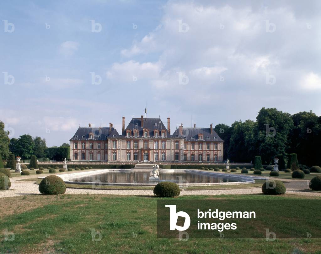 Gardens and Chateau de Breteuil in Les Yvelines. Le Chateau did not take the name Breteuil until 1817, the name of the family that had owned it for more than a century. The castle is Louis XIII. Its roof and curved corner pavilions were inspired by Mansart in the 19th century. It was rebuilt between 1600 and 1629 by Thibault Desportes. Photography 1999.