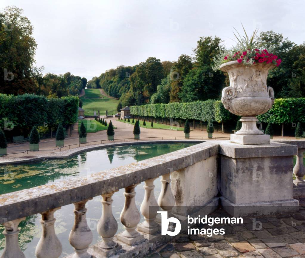 Parc de Saint-Cloud (Saint Cloud), Hauts de Seine (Hauts-de-Seine), Ile de France. Architecture by Jules Hardouin-Mansart and Antoine Le Pautre, 17th century. The castle of Saint-Cloud was burned in 1870 during the Prussian offensive. The ruins were razed in 1891. Apart from the common areas, there are still the Grande Cascade, the Grand Jet, the Basin du Fer a Horseback and other basins. The gardens would have been designed by Andre Le Notre
