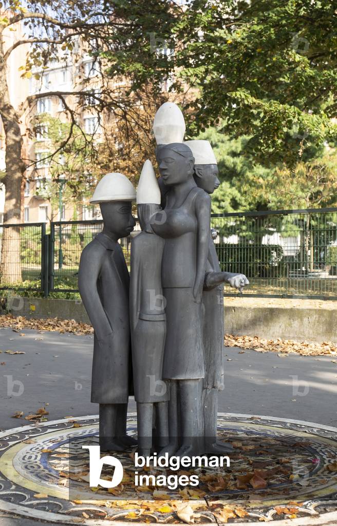 Fists of water, sculpture fountain by Pascale Marthine Tayou (2012), Paris, 2018 (photography)