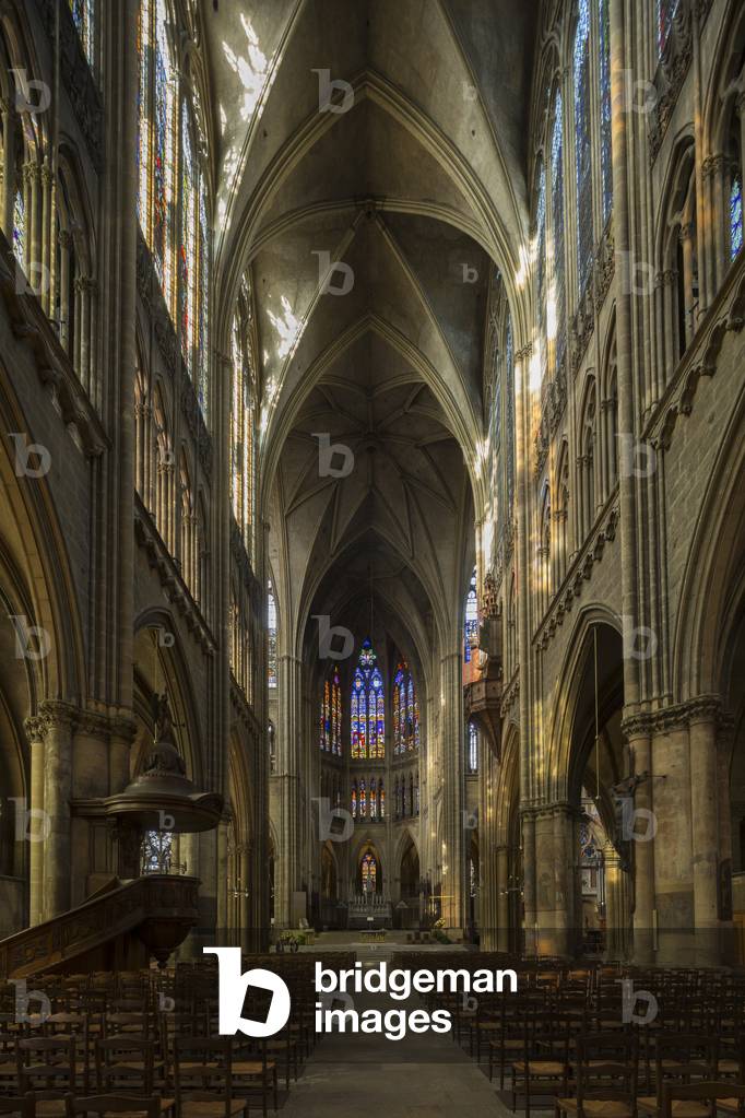 nave. St Stephen's Cathedral in Metz, 12th-15th Century (photo)