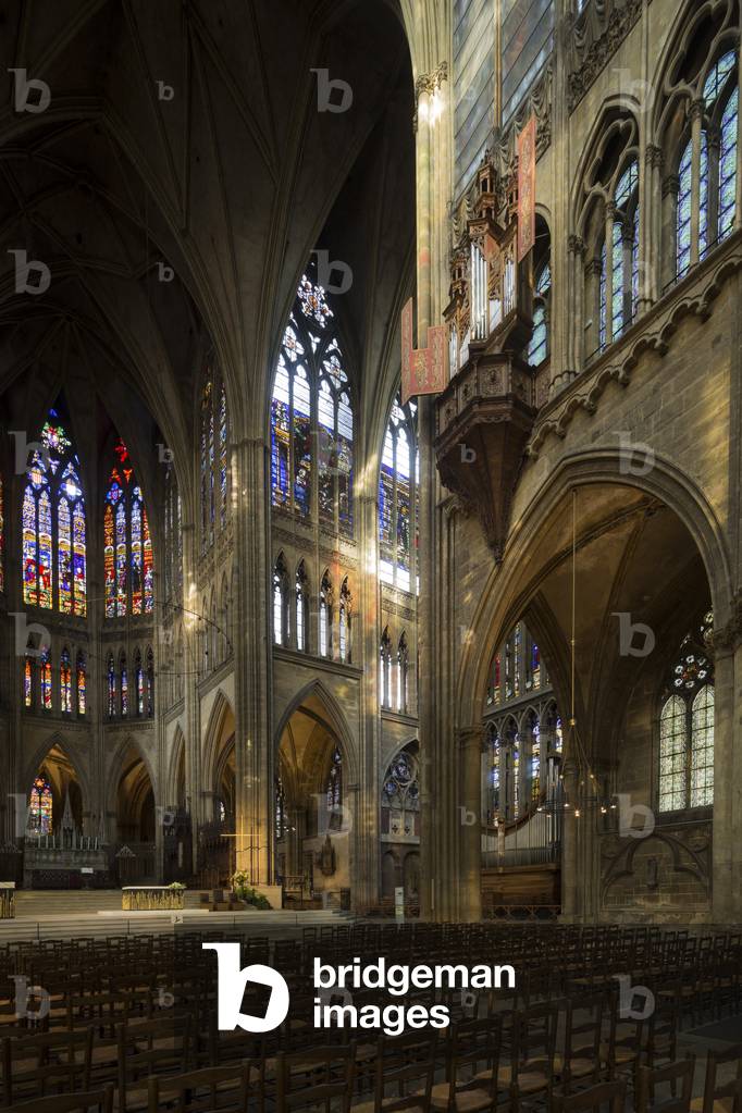 nave. St Stephen's Cathedral in Metz, 12th-15th Century (photo)