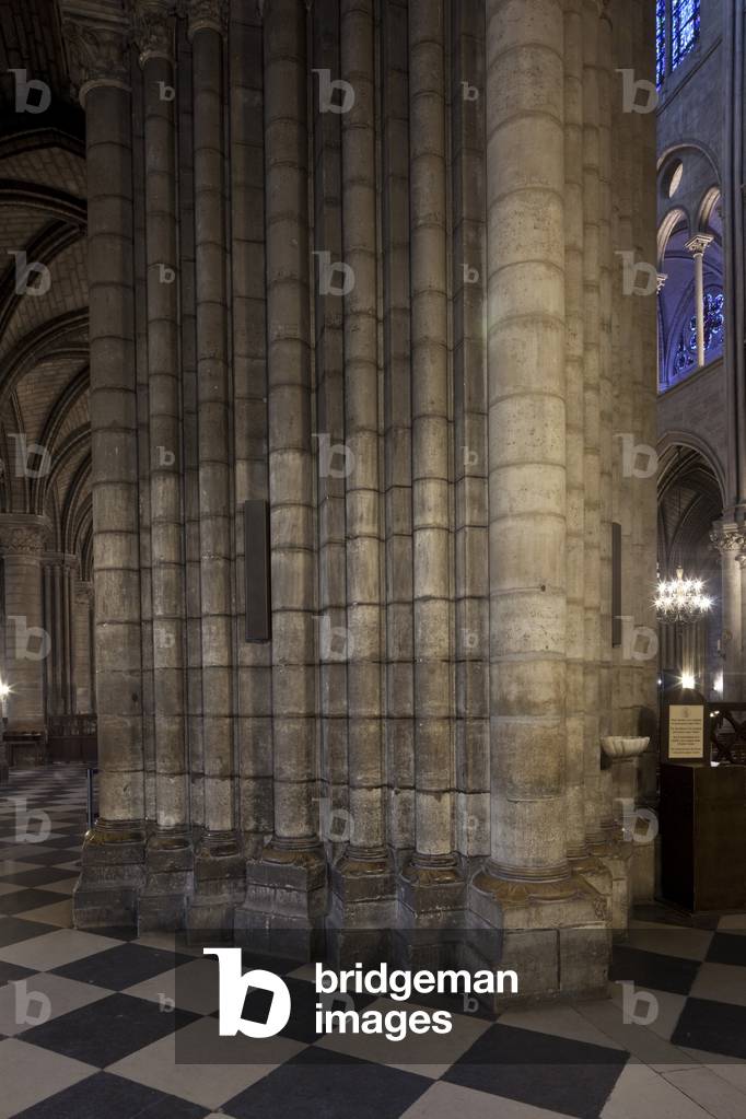 the huge pillars on the reverse side of the central portal, under the podium of the great organ, are made necessary by the colossal loads of the towers they must endure. The cathedrale Notre Dame de Paris Cathedrale Notre Dame de Paris - Paris 4 - XIIIth, XIIIth, XIXth, rehabilitation by Viollet-le-Duc -