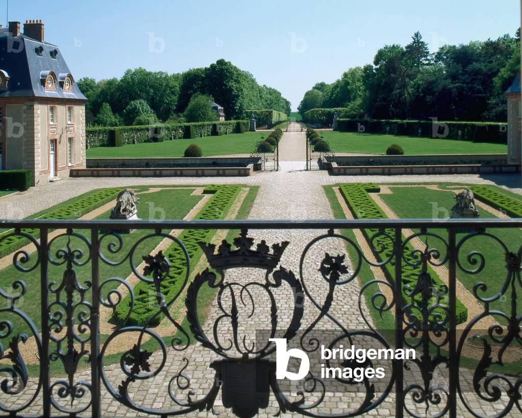 Gardens of the Chateau de Breteuil in Les Yvelines. Le Chateau did not take the name Breteuil until 1817, the name of the family that had owned it for more than a century. The castle is Louis XIII. Its roof and curved corner pavilions were inspired by Mansart in the 19th century. It was rebuilt between 1600 and 1629 by Thibault Desportes. Photography 1999.