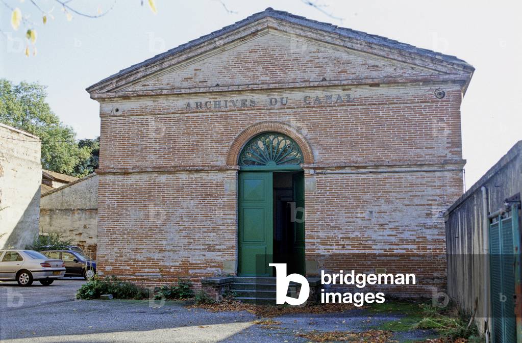 The archives of the Canal du Midi in Toulouse, Building des archives du Canal, Toulouse, Haute-Garonne (Haute Garonne), Midi-Pyrenees (Midi Pyrenees). Photography 2002. At 60 years old, under Louis XIV, engineer Pierre Paul Riquet embarks on an extraordinary adventure, connecting the Garonne to the Mediterranean with the technical and topographical means of the 18th century. The Midi Canal will take 15 years of work to dig and feed a 240 km long artificial stream.