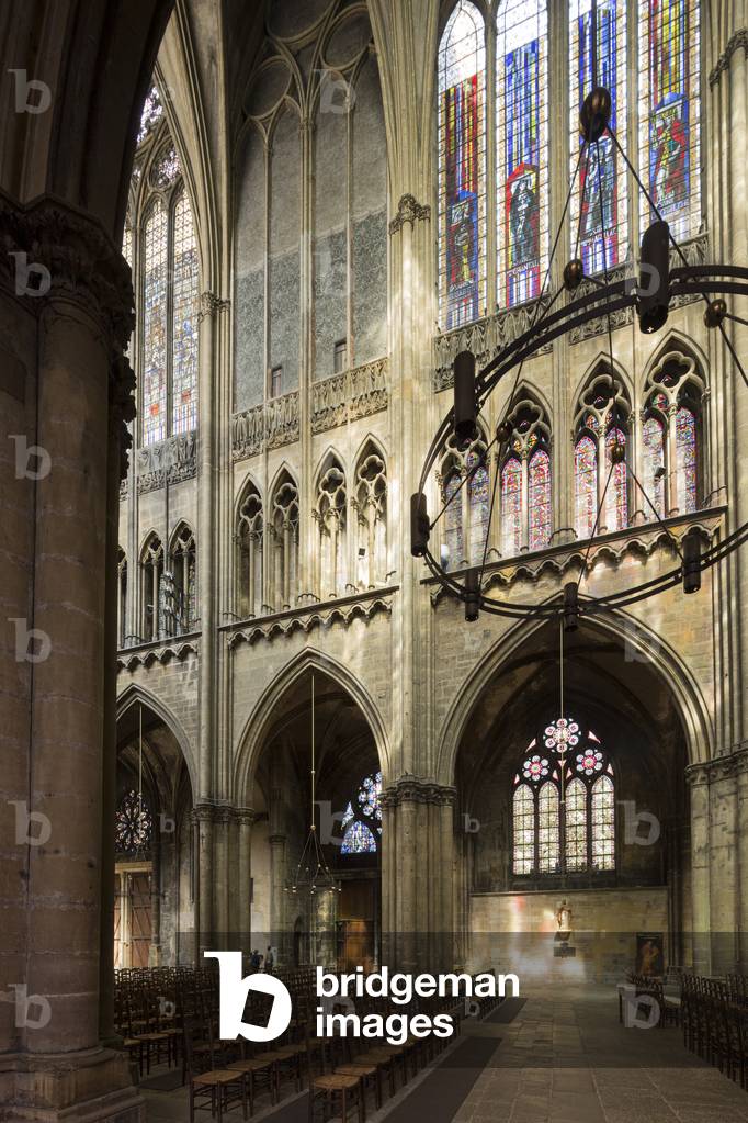 nave. St Stephen's Cathedral in Metz, 12th-15th Century (photo)