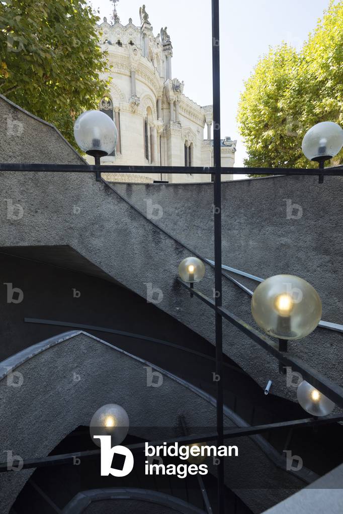 double staircase, large crypt of the holy priest of Ars, Ars sur Formans (photo)