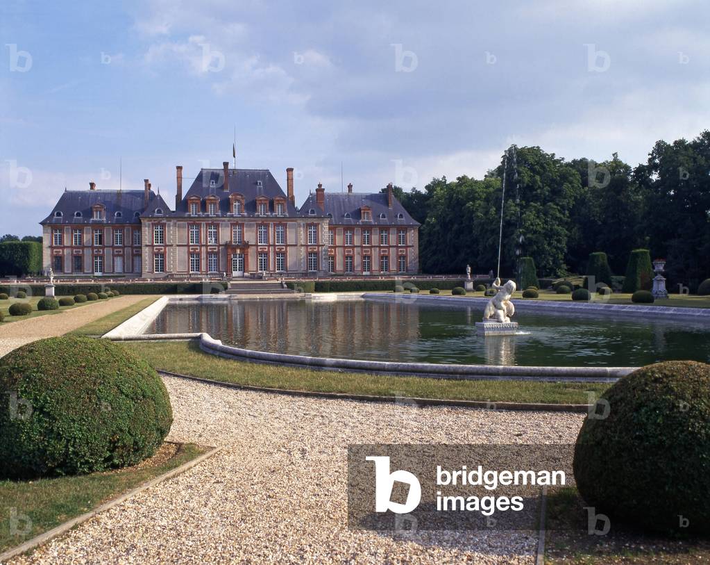 The chateau of Breteuil in Les Yvelines. Le Chateau did not take the name Breteuil until 1817, the name of the family that had owned it for more than a century. The castle is Louis XIII. Its roof and curved corner pavilions were inspired by Mansart in the 19th century. It was rebuilt between 1600 and 1629 by Thibault Desportes. Photography 1999.