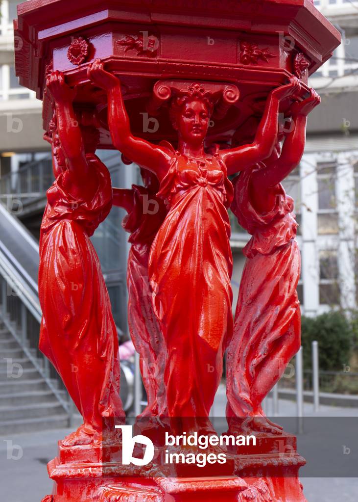 Wallace Fountain, red color, by C. A. Lebourg, 2018 (photograph)