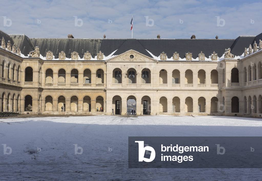 The courtyard of the hotel des Invalides, Paris 2018 (photograph)