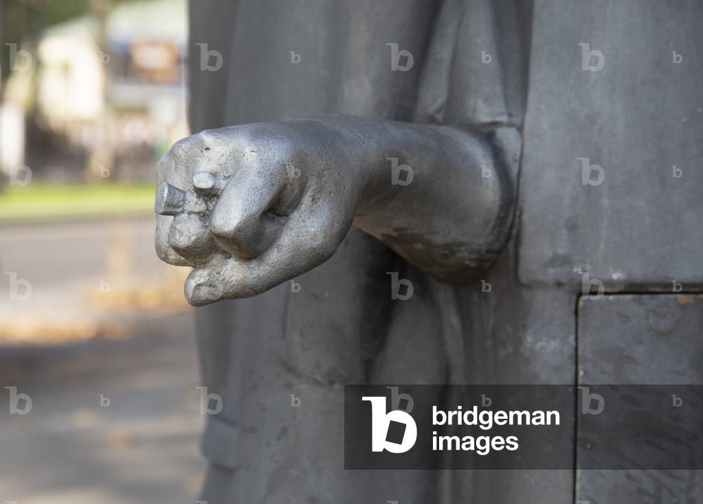 Fists of water, sculpture fountain by Pascale Marthine Tayou (2012), Paris, 2018 (photography)