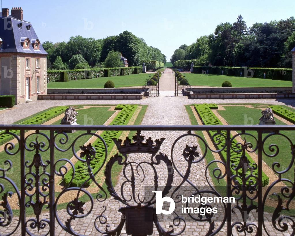 The chateau of Breteuil in Les Yvelines. Le Chateau did not take the name Breteuil until 1817, the name of the family that had owned it for more than a century. The castle is Louis XIII. Its roof and curved corner pavilions were inspired by Mansart in the 19th century. It was rebuilt between 1600 and 1629 by Thibault Desportes. Photography 1999.