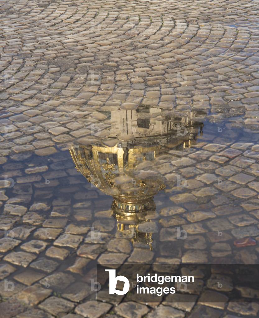 Reflection of the Invalides dome, Paris, 2018 (photo)