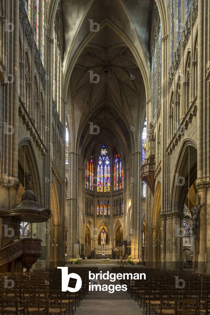 general view of the nave. St Stephen's Cathedral in Metz, 12th-15th Century (photo)