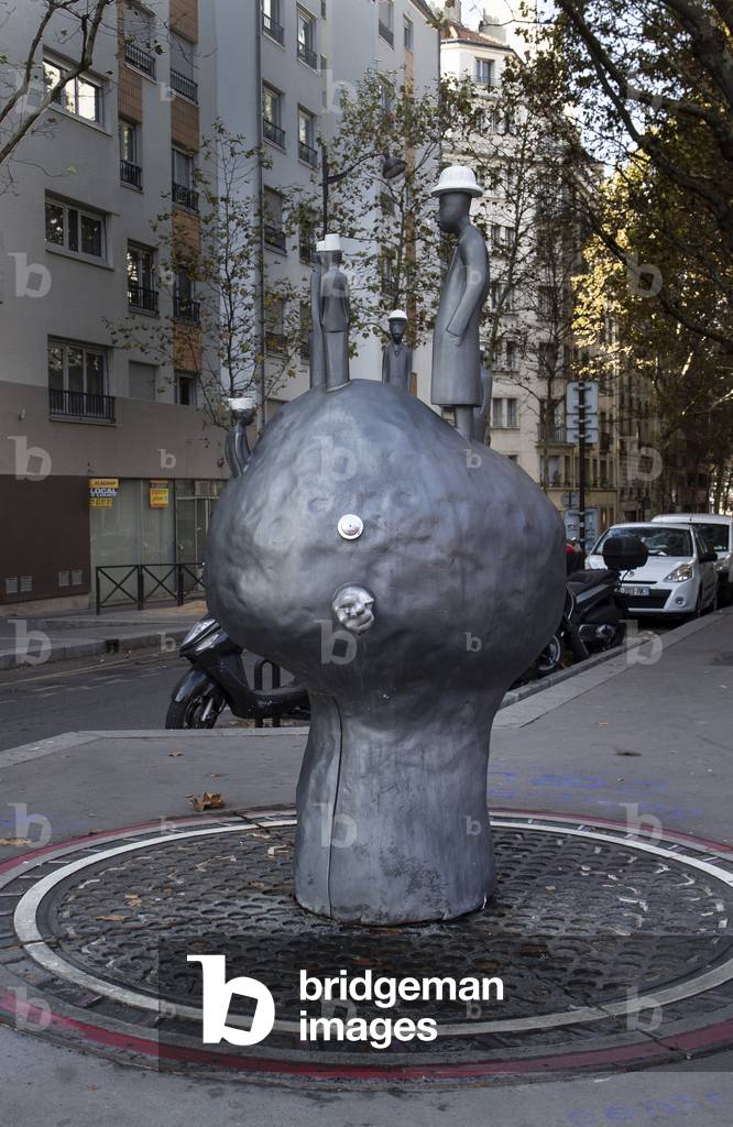 Fists of water, sculpture fountain by Pascale Marthine Tayou (2012), Paris, 2018 (photography)