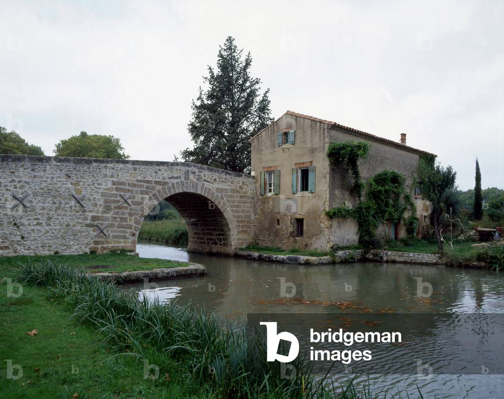 Le canal du Midi - Relais de Pigasse. At 60 years old, under Louis XIV, engineer Pierre Paul Riquet embarks on an extraordinary adventure, connecting the Garonne to the Mediterranean with the technical and topographical means of the 18th century. The Midi Canal will take 15 years of work to dig and feed a 240 km long artificial stream. Photography 2005