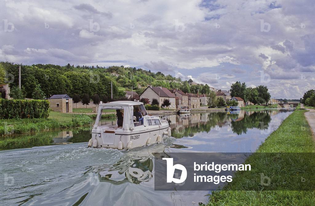 Le Canal de Bourgogne, France. Photography 2003