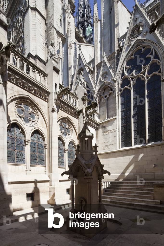 The courtyard of the cloister with in its center a fountain symbolizing the four rivers of Paradise. Notre Dame de Paris Cathedrale Notre Dame de Paris - Paris 4 - XIIIth, XIIIth, XIXeme, rehabilitation by Viollet-le-Duc -