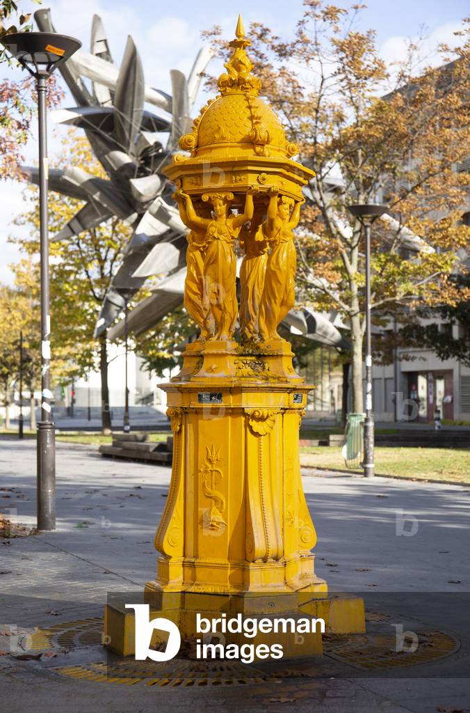 Wallace Fountain, yellow colour, by C. A. Lebourg, 2018 (photograph)