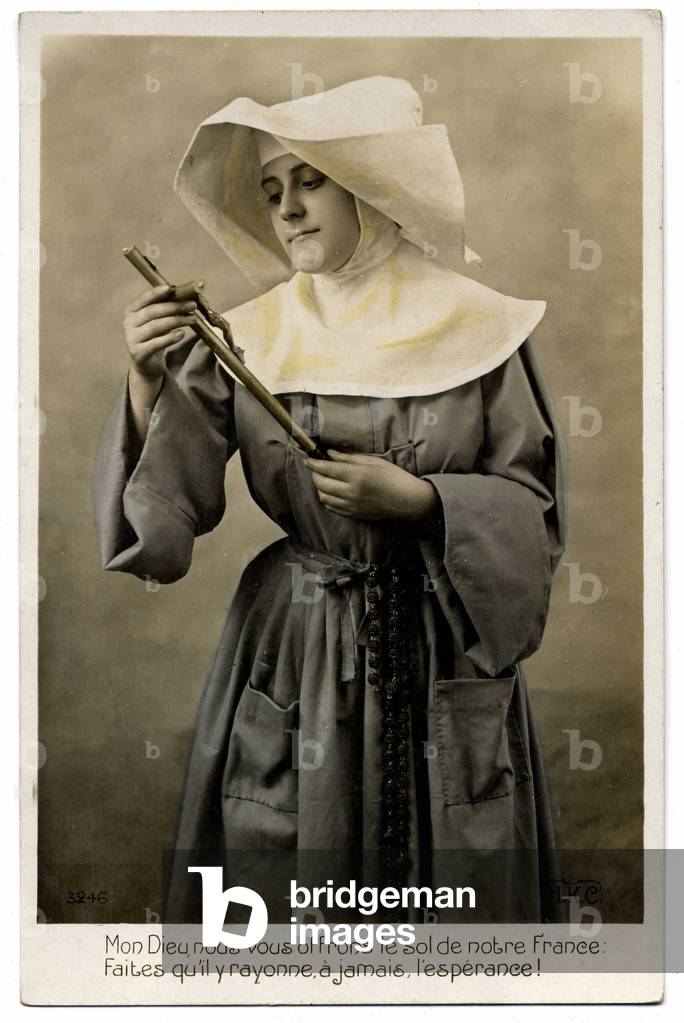Prayer of the nun (good sister) addresses God, she holds a crucifix in her hands. She prays that hope at the time of the war will shine in France. Postcard 20th century