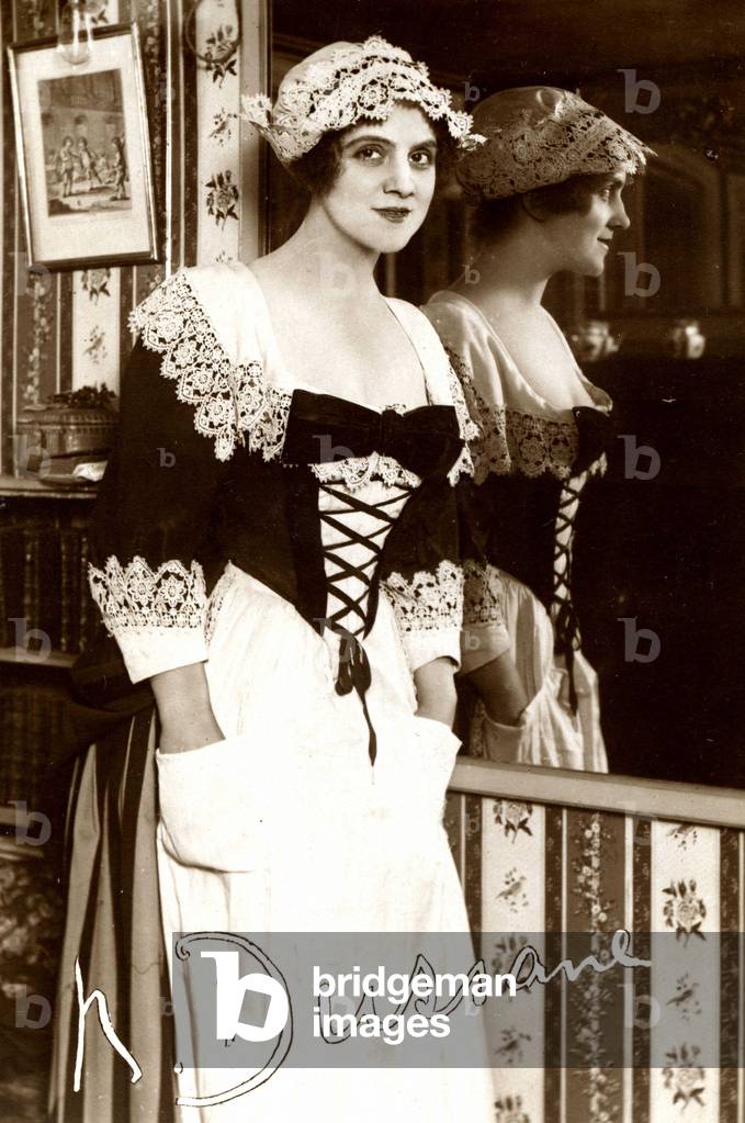 Portrait of comedian Beatrix Dussane (1886-1969), photographed in her dressing room. Postcard from the beginning of the 20th century. Coll. Jaime Abecasis