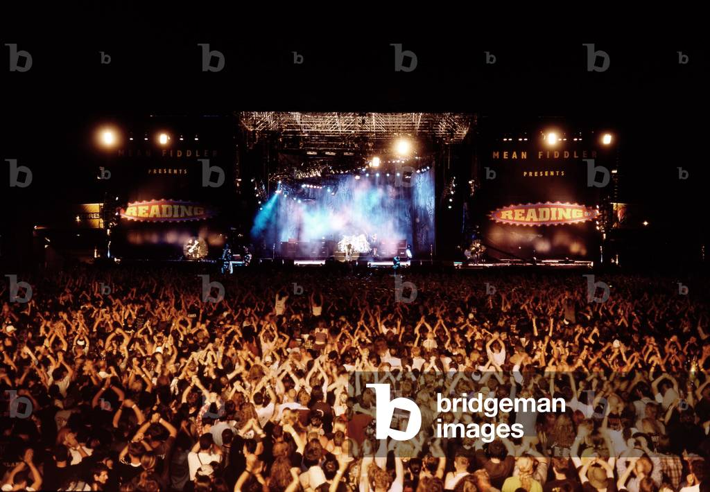 Reading Festival main stage, 1997. Rock band, audience cheering. Crowd. Lights.
