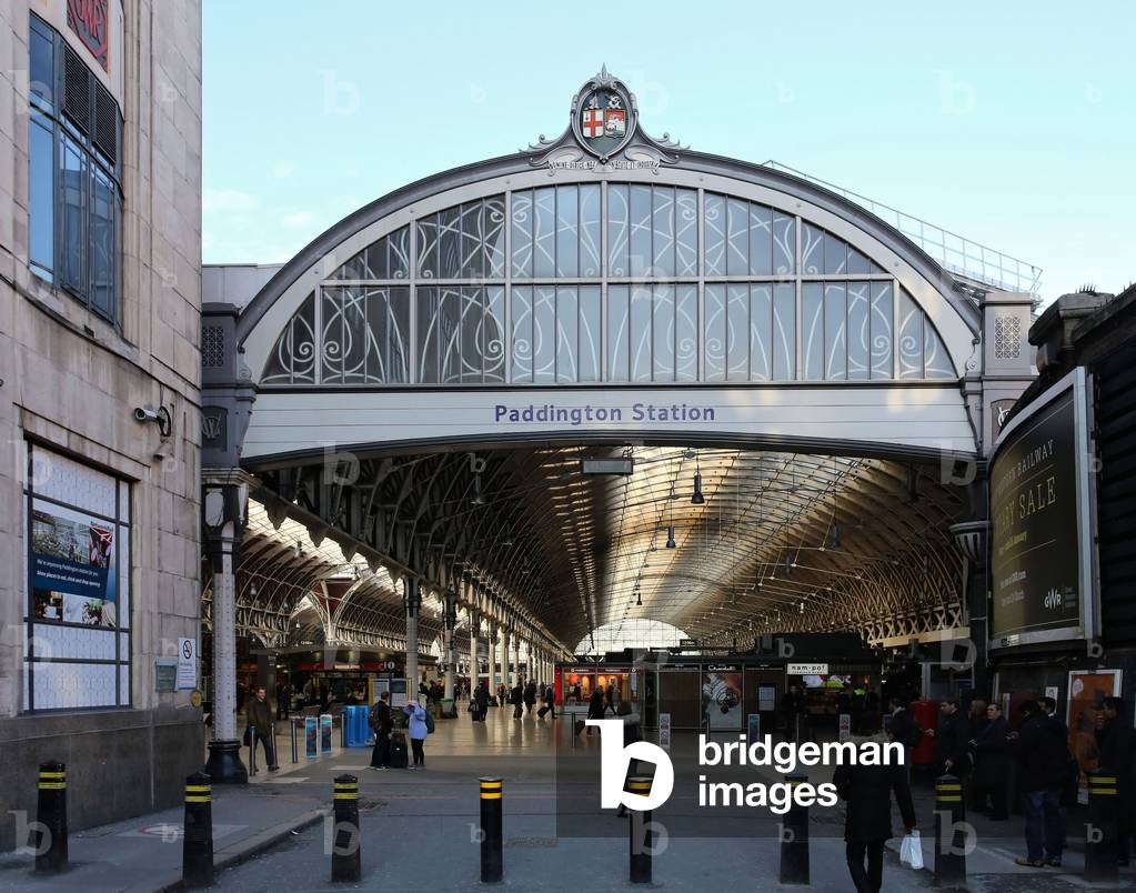Paddington Station, view down south-east ramp to the station concourse (photo)