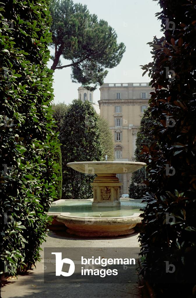 Piazza Santa Marta Fountain (photo)