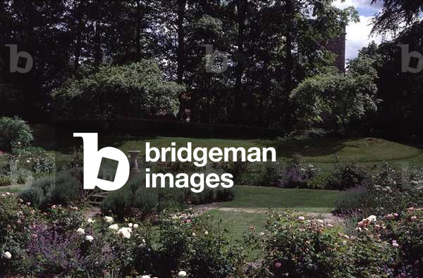The formal garden beside the house (photo)