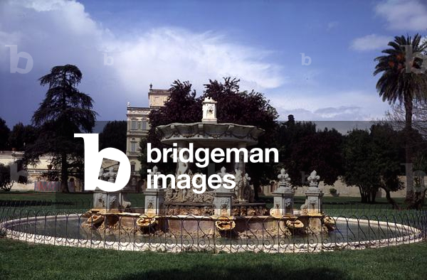 Fountain from the grounds (photo)