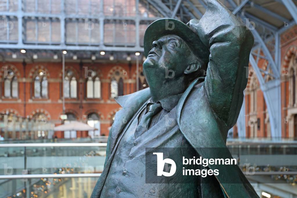 Bronze statue of Sir John Betjeman, St. Pancras Station (photo)