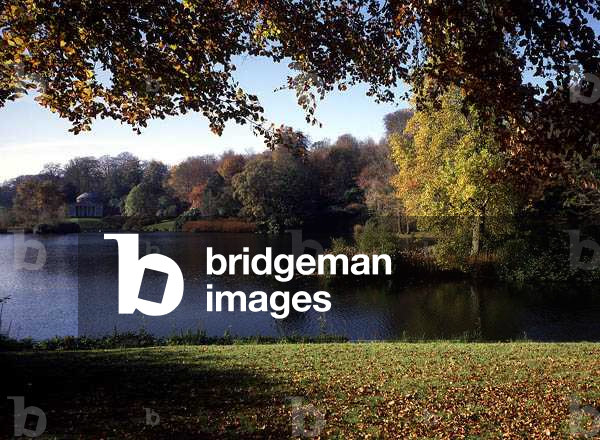 View across the lake towards the Pantheon (photo)