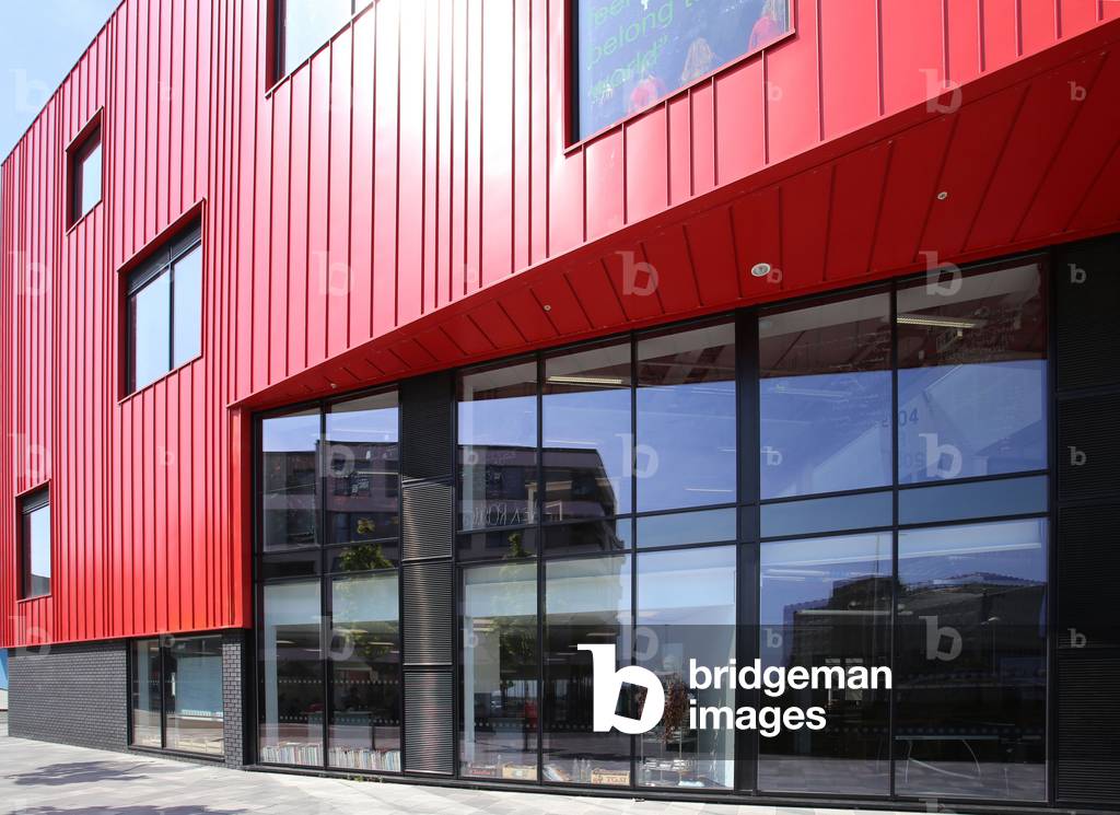 Entrance to the Plymouth School for the Creative Arts (photo)